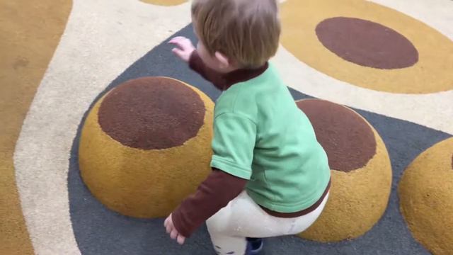 Как малыш Ян гуляет по торговому центру Аура. As baby Yan walks through the Aura shopping Center. смотреть онлайн