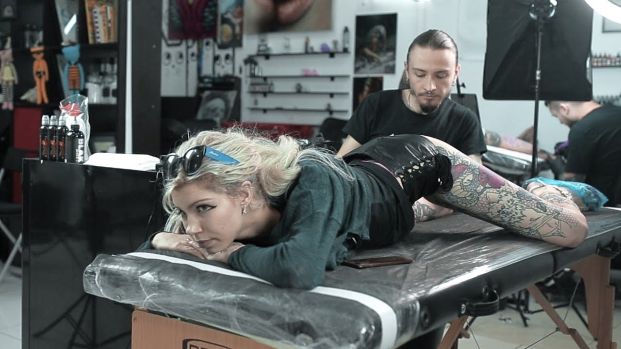 Процесс нанесения тату в интересном месте | Tattoo process Carnivane смотреть онлайн