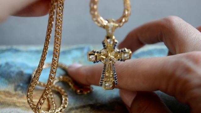 Нательный крест из жёлтого золота с распятием и камнями на золотой цепочке плетения Колос смотреть онлайн