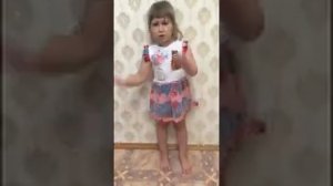 День Победы под гитару Маленькая Девочка поет «Катюша»