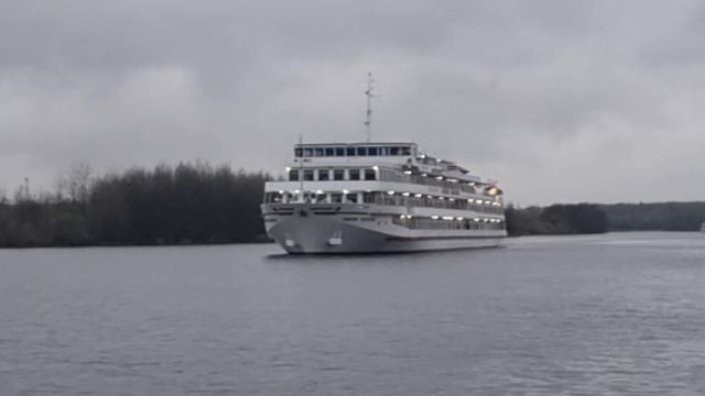 т/х "Нижний Новгород" выход из затона. Снято с борта т/х "Плотовод-678". смотреть онлайн