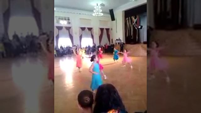 Я выступаю. Я выступаю в синем бархатном платье рядом с девоской в розовом платье. смотреть онлайн