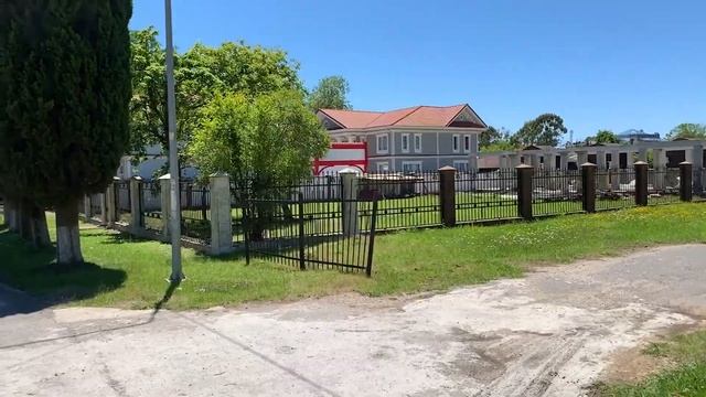 Гудаута / Дорога от гостиницы до моря / 10 минут до пляжа смотреть онлайн