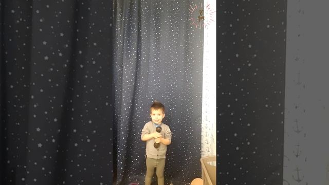 3-летний певец: гантеля вместо микрофона/little singer: dumbbell instead of a microphone смотреть онлайн