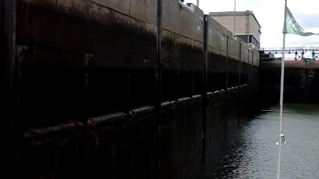 Прохождение шлюза на теплоходе по Волге