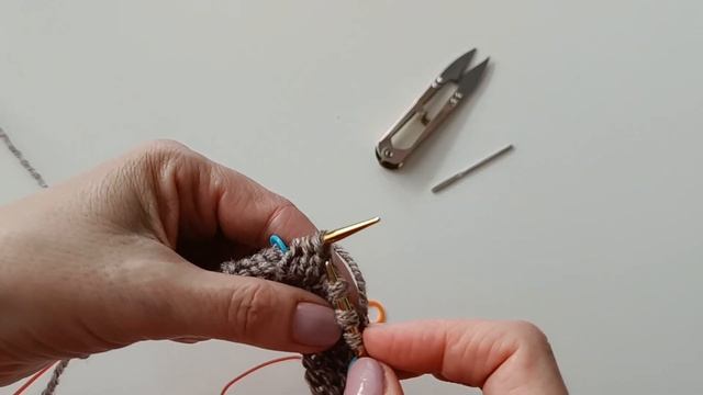 Как связать повязку на голову спицами. Подробный МК для начинающих #вязаниеспицами #повязканаголову смотреть онлайн