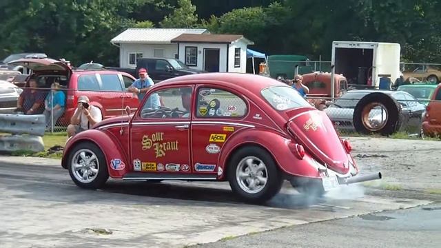 Mean Little Sour Kraut Does a Burnout! Hopped Up VW Beetle смотреть онлайн