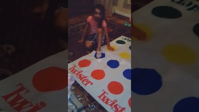 TWISTER! Играем в игру twister с сёстрами смотреть онлайн