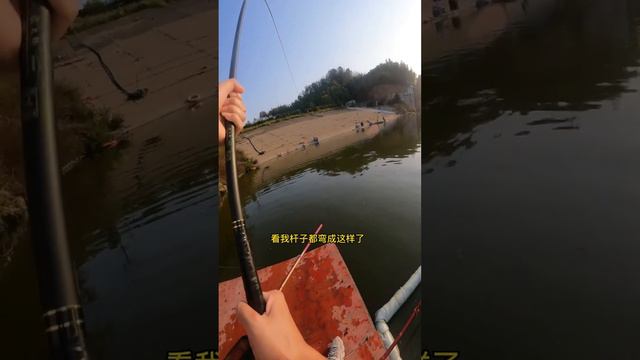 釣魚被男釣手瞧不起，不服直接比魚獲，沒想瘋狂連桿嚇跑對手！【娜小娜爱钓鱼】 смотреть онлайн