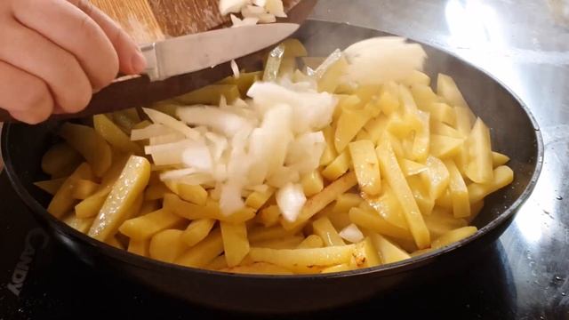 PAN FRIED POTATOES WITH SAUERKRAUT/ ЖАРЕНЫЙ КАРТОФЕЛЬ С КВАШЕНОЙ КАПУСТОЙ/ BRATKARTOFFELN MIT KRAUT смотреть онлайн