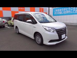 2014 TOYOTA NOAH HYBRID Интерьер и экстерьер. Обзор Японского автомобиля. Правый руль.