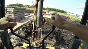 экскаватор-погрузчик. Копаем септик