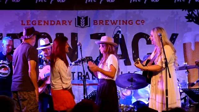 Move it on Over - Catherine Britt with Lucky Oceans - The Pub Tamworth - 21-1-20 смотреть онлайн