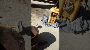 Как открутить круглую гайку топливного насоса на баке.