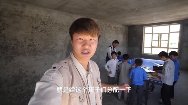 【合集】锋哥给学校购买太阳能设备，孩子们用电上课更有保障，仔细一看物资全是中国制造！【藏锋Kevin】 смотреть онлайн