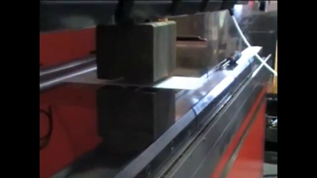 Работа специальных приспособлений для гибки металлического листа от Rolleri смотреть онлайн