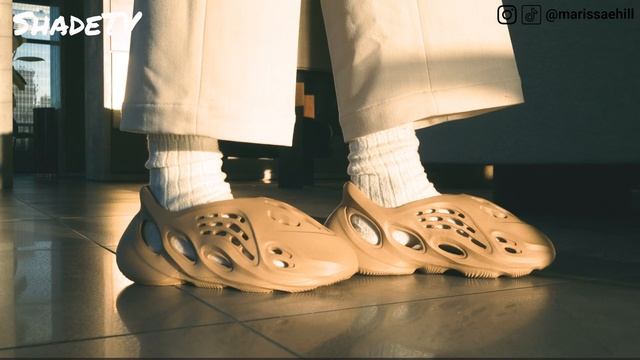 YEEZY FOAM RUNNER OCHRE ON FOOT Review and HOW TO STYLE: JUST IN TIME FOR FALL! смотреть онлайн