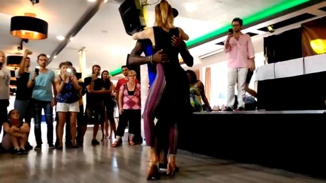 Tony Pirata & Sophie Fox - Kizomba (No Es Normal) смотреть онлайн