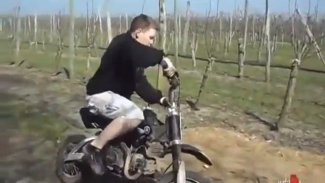 Нихера пацан финты выдаёт на байке!!!