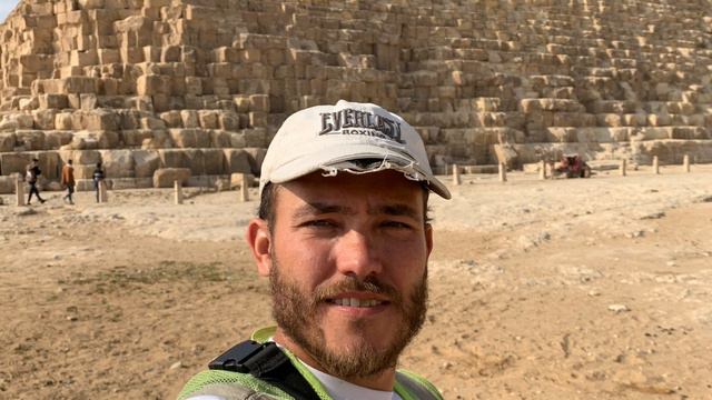 Избивают лошадь возле пирамид Гиза. Базар вместо чудо света смотреть онлайн