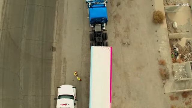 Грузовики без водителя Embark эксплуатируют маршрут перевозки на 650 миль смотреть онлайн