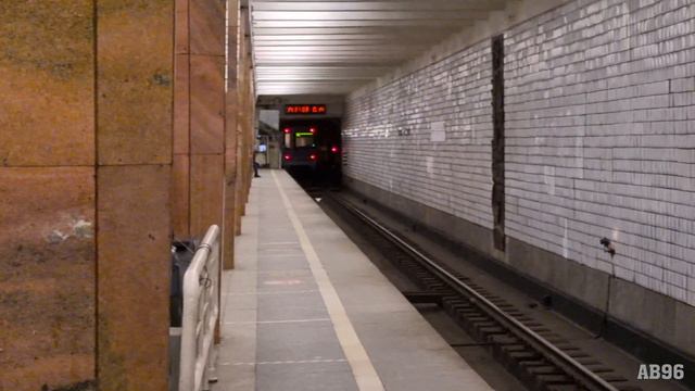 Составы 81-760А/761А/763А и 81-717.5/714.5 на ст. "Калужская" смотреть онлайн