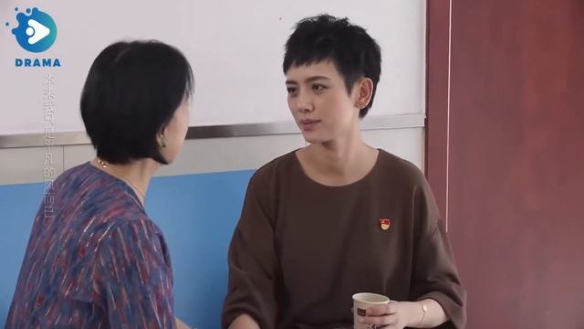 The mummy's boy was spoiled and stole in the supermarket, but hit by a car when he ran away смотреть онлайн