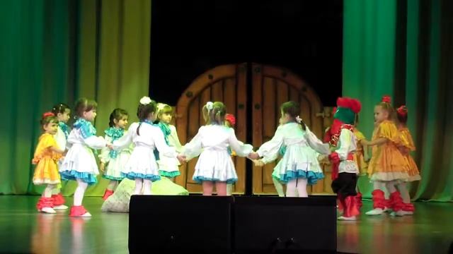 Выступление группы Каруселька 2 в ДК Коммунарка 19.12.2015 (танец курочек) смотреть онлайн