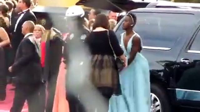 Lupita Nyong'o Oscars 2014 arrival смотреть онлайн