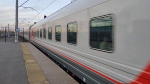 Быстрое прибытие ЧС2Т - 985 с поездом №009А Архангельск - СПБ на Ладожский вокзал.