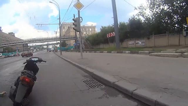 Падение с мопеда на шоссе Энтузиастов смотреть онлайн