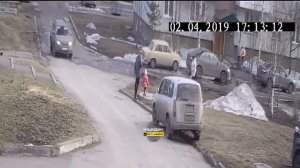 Новосибирск. Упала в люк.