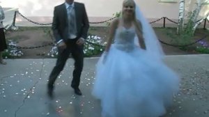 Свадебный танец жениха и невесты c сюрпризом,  очень прикольно