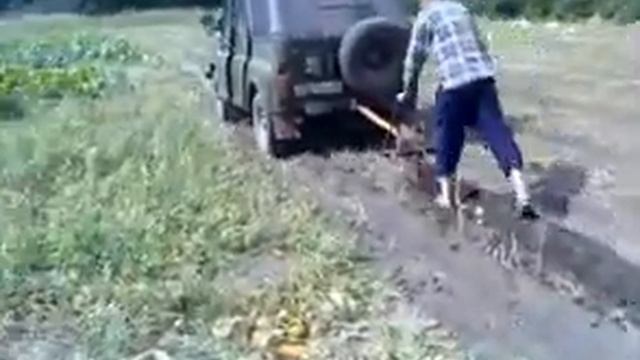 Уазик вместо лошади, капаем картошку. Уаз рулит! смотреть онлайн