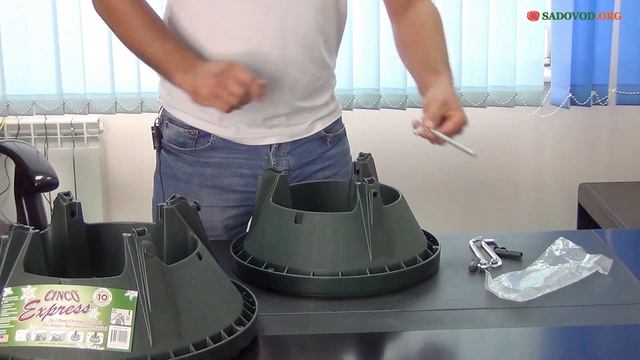 Линейка подставок для елок Cinco с большой емкостью для воды смотреть онлайн