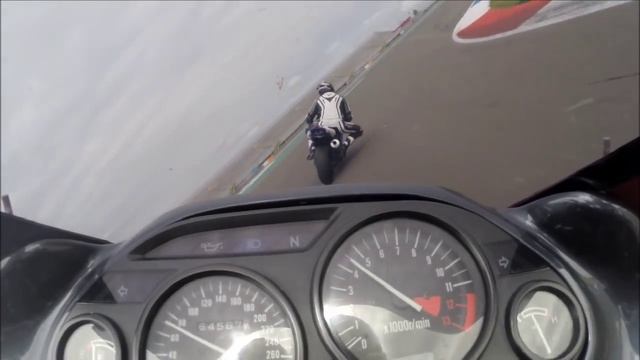 Kawasaki ZZR 1100 Filmt Yamaha R1.