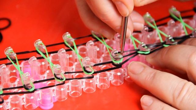 Браслет из резинок Loom Bands для начинающих. Восьмерки в цепочках смотреть онлайн