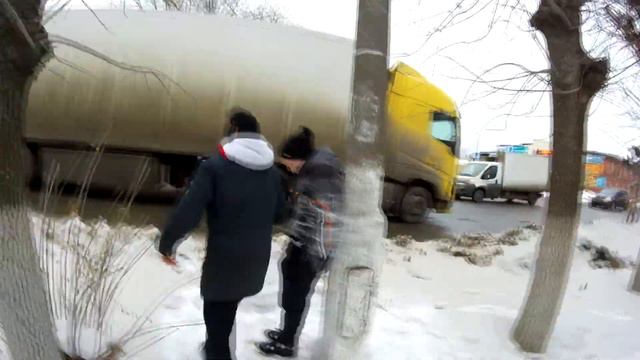 VLOG ● 2000 подписчиков | Примотали скотчем к столбу смотреть онлайн