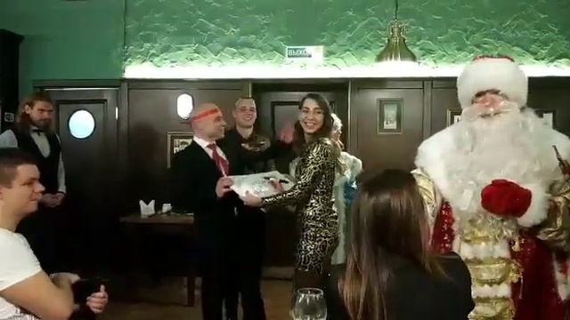 Новогодний корпоратив в Брюсселе смотреть онлайн