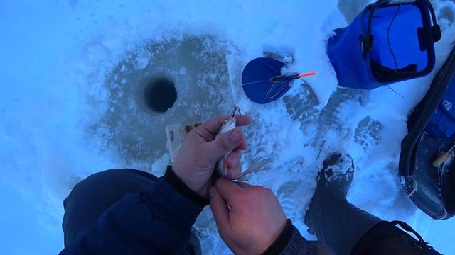 Рыбалка на подпуска и одну жерлицу зимой. Готовлю яичницу с беконом на плитке. смотреть онлайн