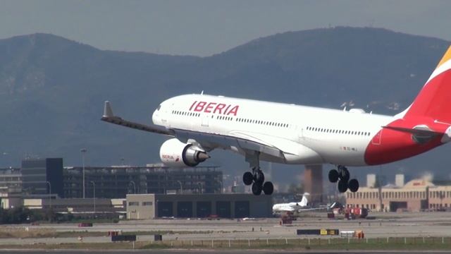 ARRIVALS AT BARCELONA EL PRAT AIRPORT (BCN/LEBL) - Dedicated to aircraft lovers❤ смотреть онлайн