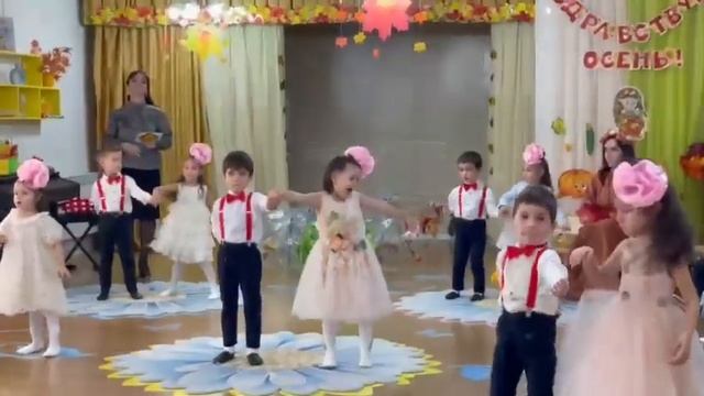 Средняя группа «Микки-Маус» танец «Осенний вальс» смотреть онлайн