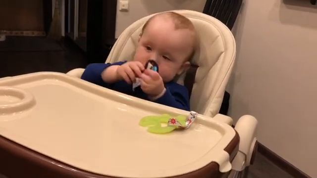 Соска с зубами. Нравится ли она ребёнку? смотреть онлайн