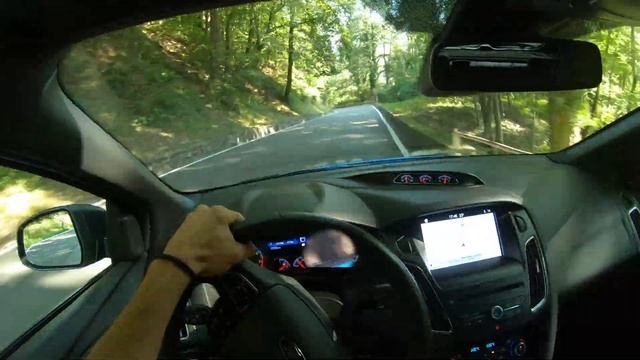 FORD FOCUS RS MK3 DRIVEN HARD ! POV on Italian roads смотреть онлайн