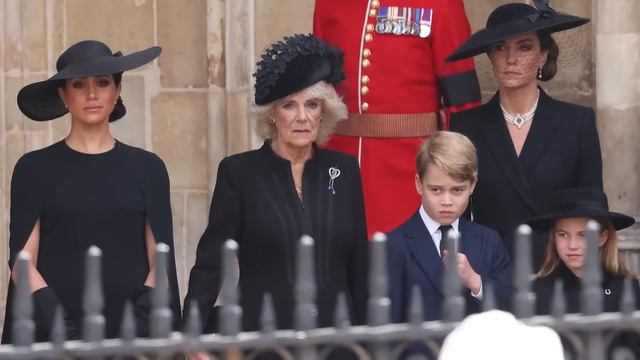 Why Queen Camilla Scolded Kate Middleton During Queen's Funeral смотреть онлайн