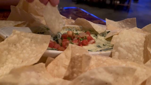 Eat Lunch in a Jungle at the Rainforest Cafe at Animal Kingdom смотреть онлайн