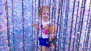 Парк аттракционов и Путешествие в МАДАГАСКАР / Baby girl at the amusement Park for kids