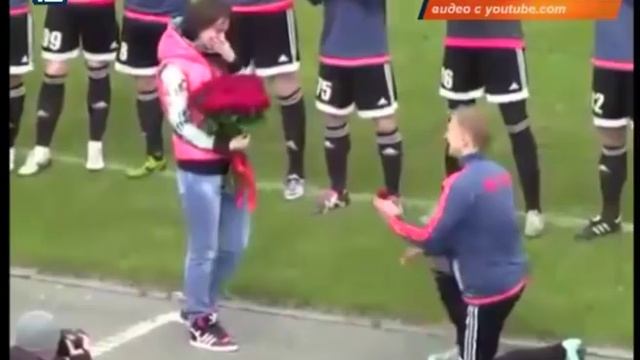 Футболист на омском стадионе позвал замуж возлюбленную смотреть онлайн