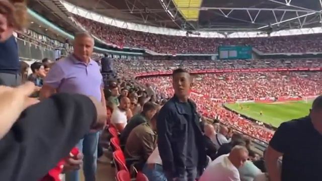 SPEED Gets "ATTACKED" by an Angry ManCity Fan😡 | His body guard protects him смотреть онлайн