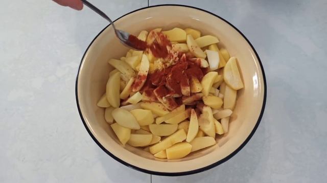 Картофель запеченный с крылышками в духовке / Простой и вкусный рецепт смотреть онлайн